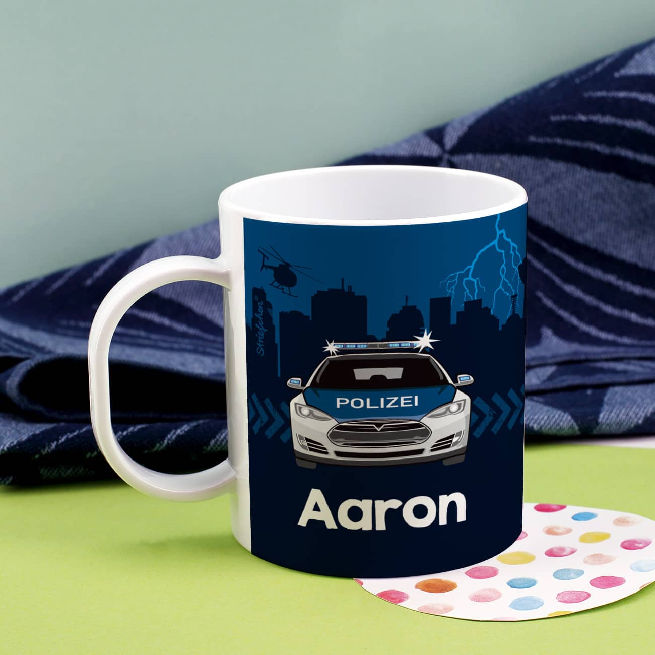 Kindertasse mit coolen Polizeiauto und nächtlicher Skyline