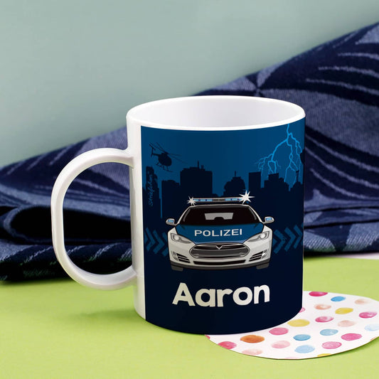 Kindertasse mit coolen Polizeiauto und nächtlicher Skyline