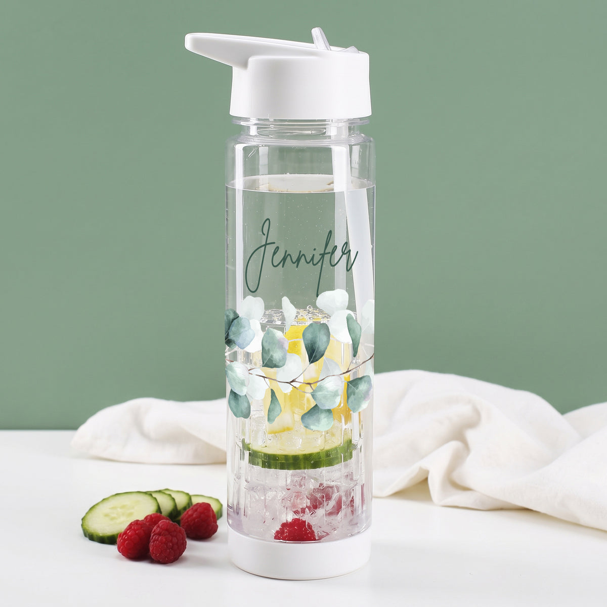 Personalisierte Trinkflasche mit Eukalyptus-Motiv und Name Jennifer, 740 ml, gefüllt mit Zitrone, Gurke und Himbeeren