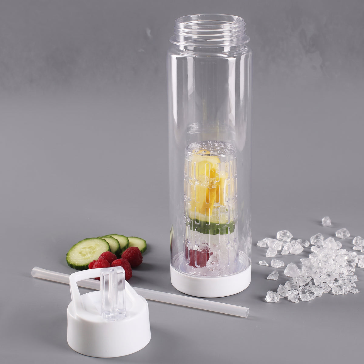 Transparente Trinkflasche mit Fruchteinsatz für Zitrone, Gurke und Himbeeren sowie abgenommenem Trinkverschluss und Trinkhalm