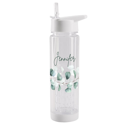 Personalisierte 740 ml Trinkflasche mit Name Jennifer, Eukalyptus-Motiv, Fruchteinsatz und weißem Trinkverschluss auf weißem Hintergrund