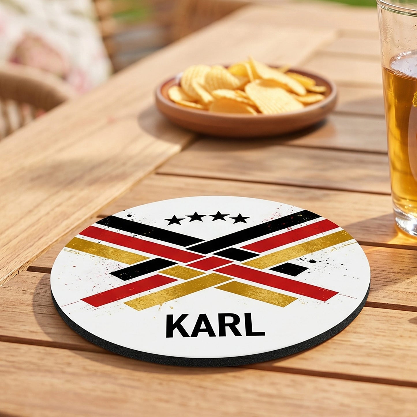 Fußball Untersetzer mit Name Karl auf Gartentisch neben Chips und Getränk als Deko für Fußballabend