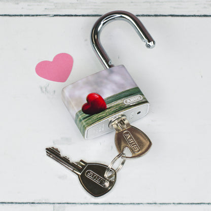 ABUS Liebesschloss zum Valentinstag mit Namen & Datum geöffnet fotografiert