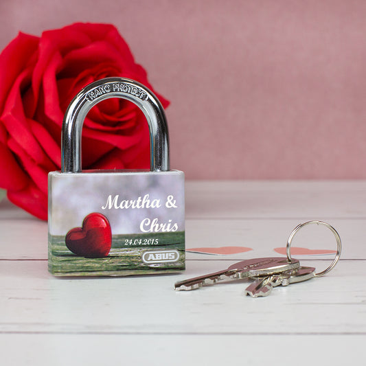 ABUS Liebesschloss zum Valentinstag mit Namen & Datum vor roter Rose