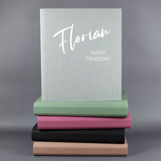 Dokumentenmappen aus Leinen in allen Farben – braun, grau, grün, rosa und schwarz – übereinander aufgestellt