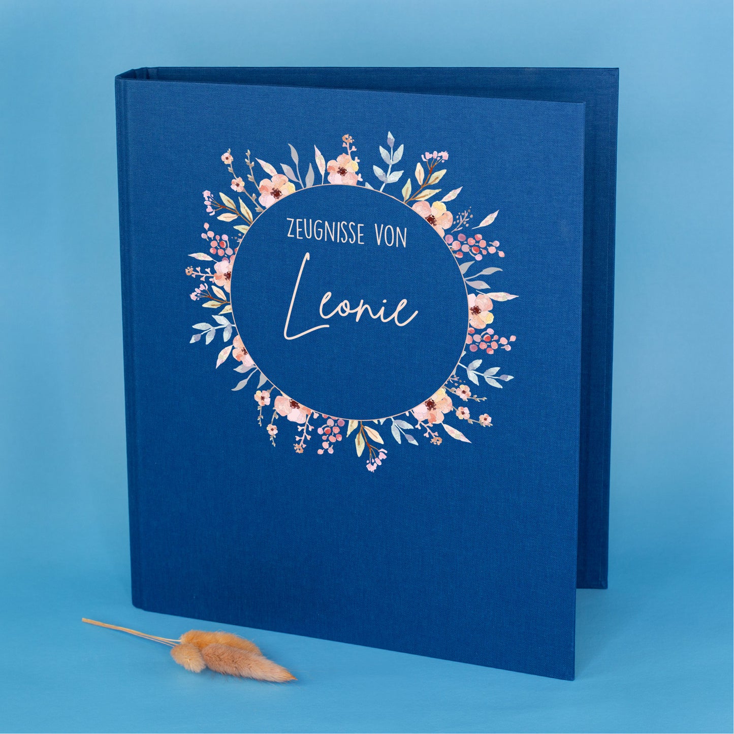 Personalisierte Zeugnismappe aus Leinen mit Name und Blumenkranz-Motiv für Mädchen zur Einschulung