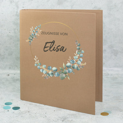 Braune Zeugnismappe mit Eukalyptuskranz und Name Elisa personalisiert