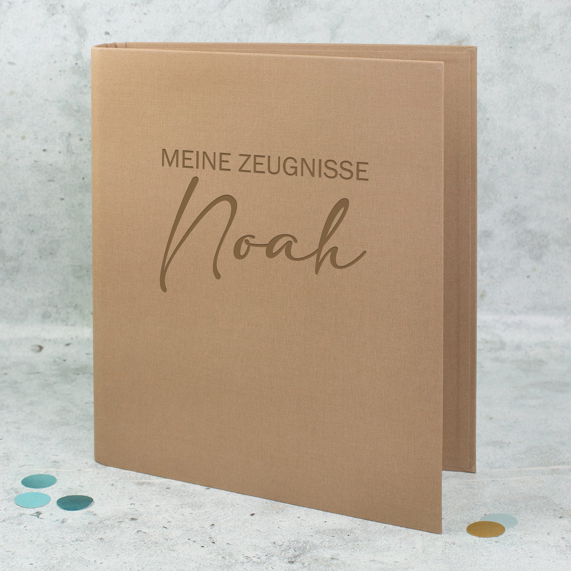 Zeugnismappe aus Leinen in Braun mit Gravur „Meine Zeugnisse“ und Name Noah