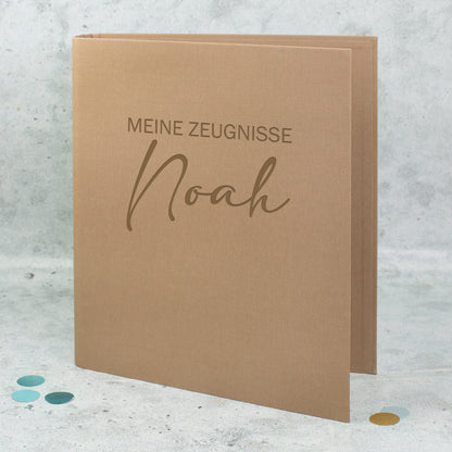 Zeugnismappe aus Leinen in Braun mit Gravur „Meine Zeugnisse“ und Name Noah