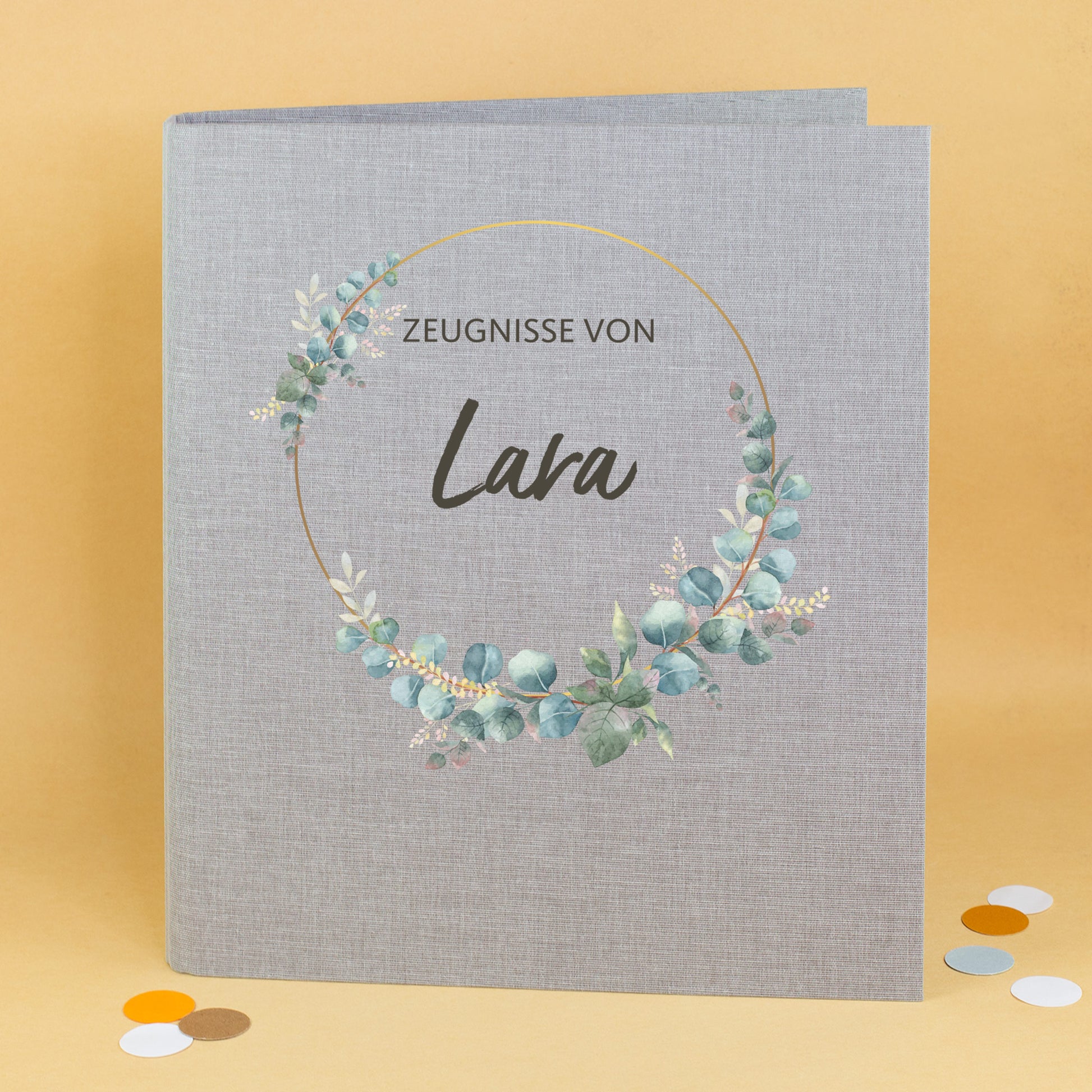 Graue Zeugnismappe mit Eukalyptuskranz und Name Lara personalisiert