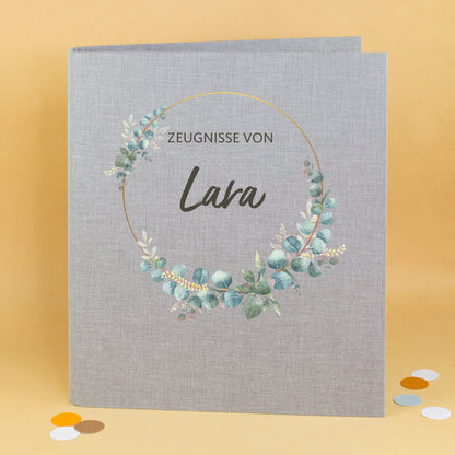Graue Zeugnismappe mit Eukalyptuskranz und Name Lara personalisiert
