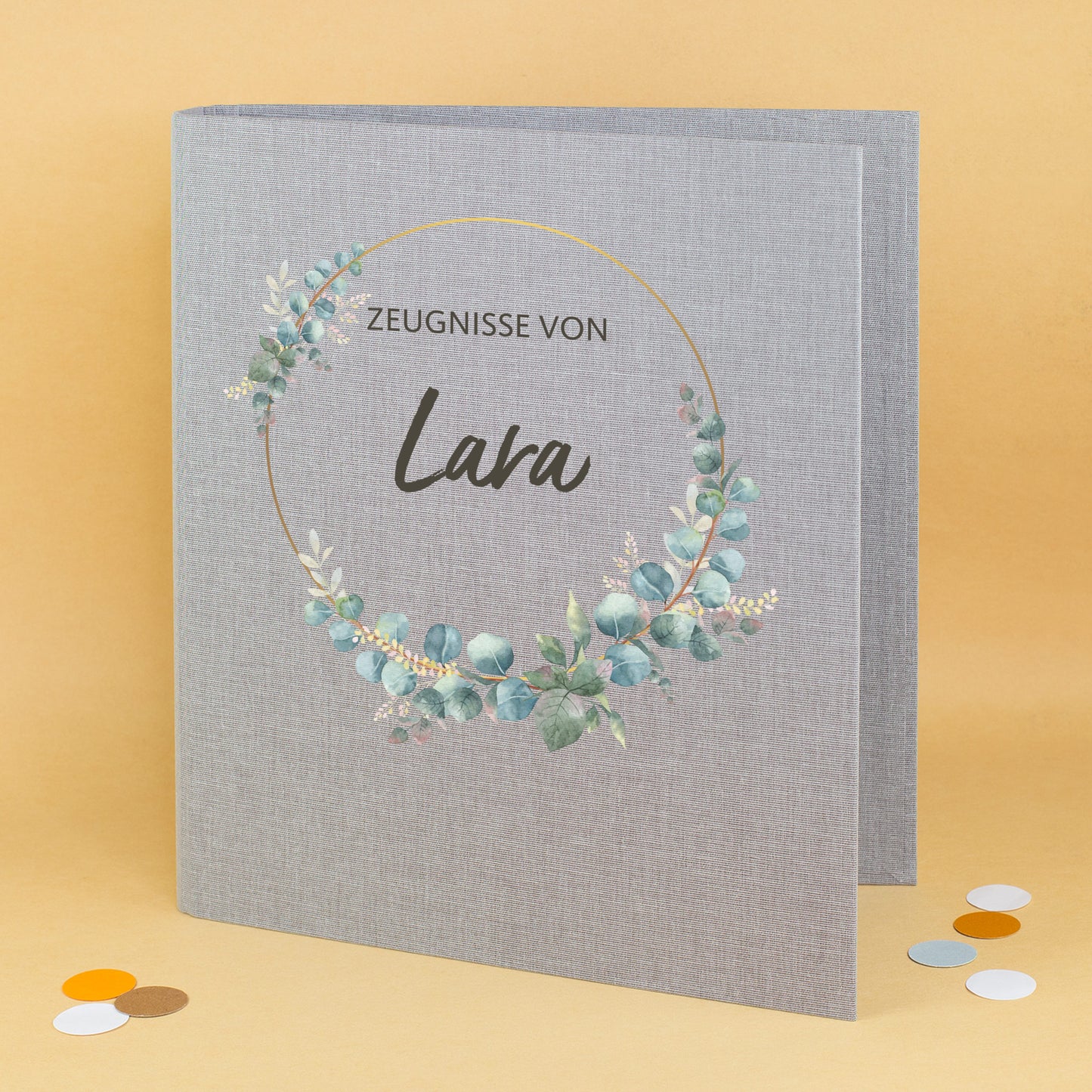 Graue Zeugnismappe aus Leinen mit Eukalyptuskranz und personalisiertem Namen Lara
