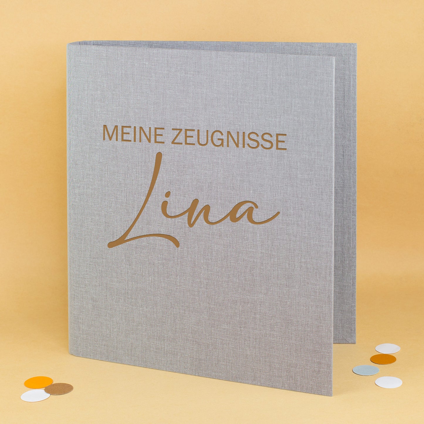 Zeugnismappe aus grauem Leinen mit Gravur „Meine Zeugnisse“ und personalisiertem Namen Lina.