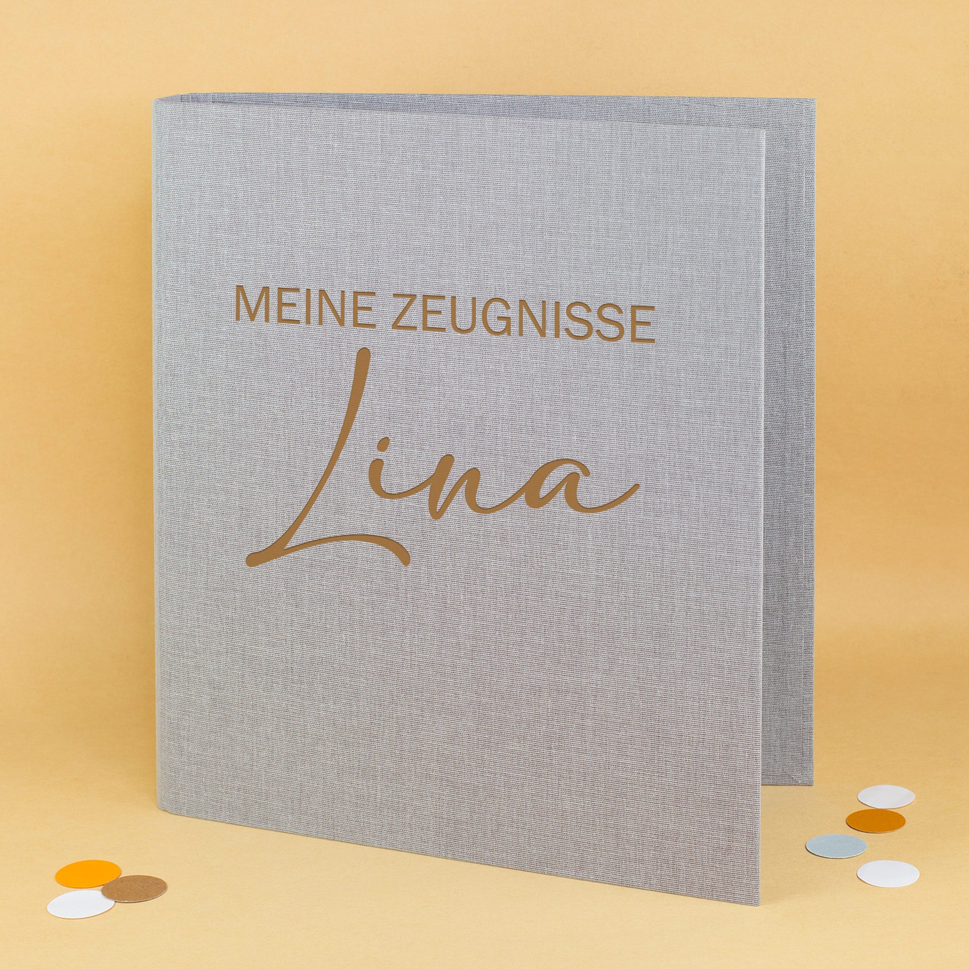 Zeugnismappe aus grauem Leinen mit Gravur „Meine Zeugnisse“ und personalisiertem Namen Lina.
