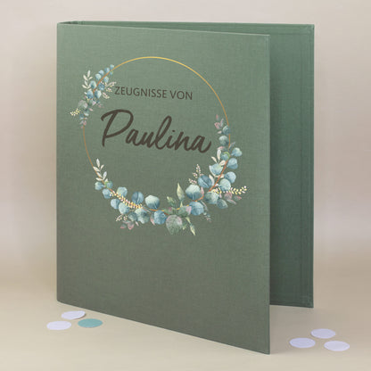 Grüne Zeugnismappe mit Eukalyptuskranz und Name Paulina personalisiert