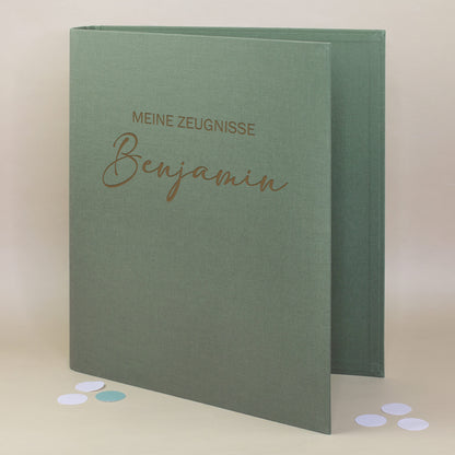 Zeugnismappe aus Leinen in Grün mit Gravur „Meine Zeugnisse“ und Name Benjamin