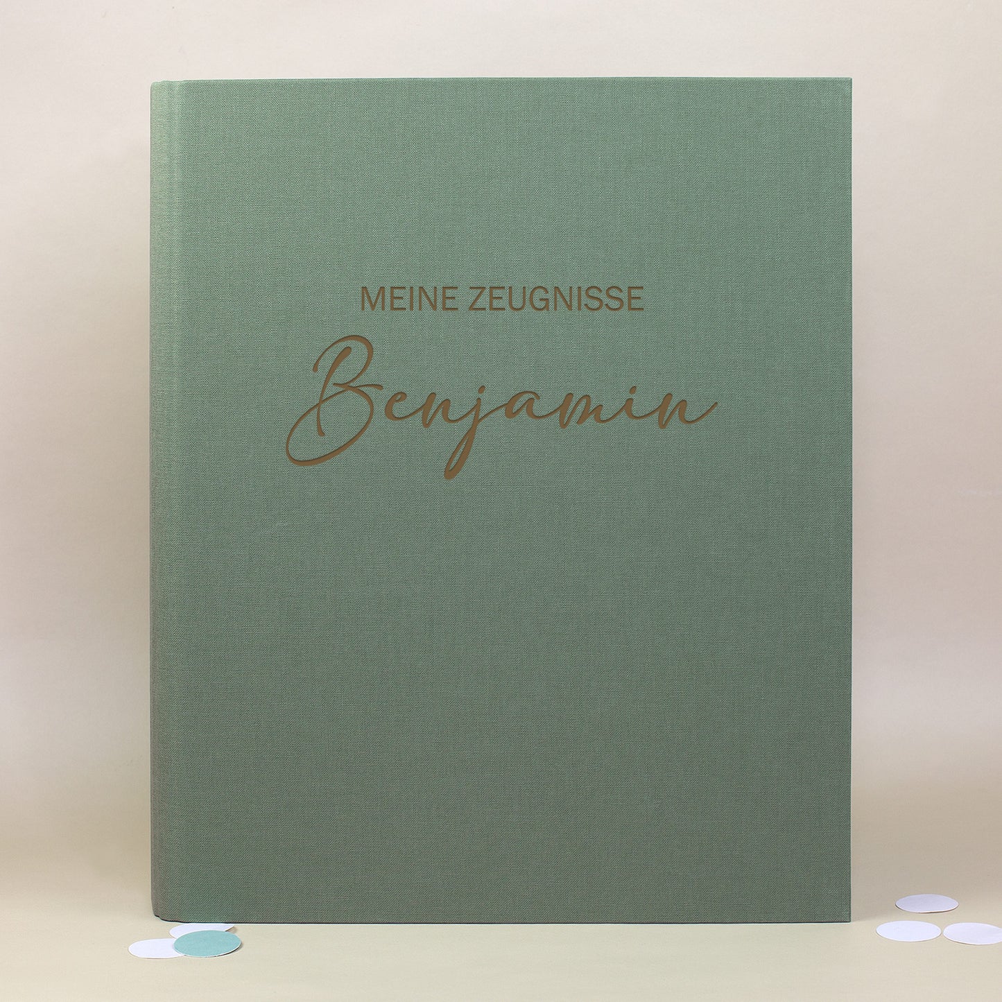 Zeugnismappe aus grünem Leinen mit Gravur „Meine Zeugnisse“ und personalisiertem Namen Benjamin.