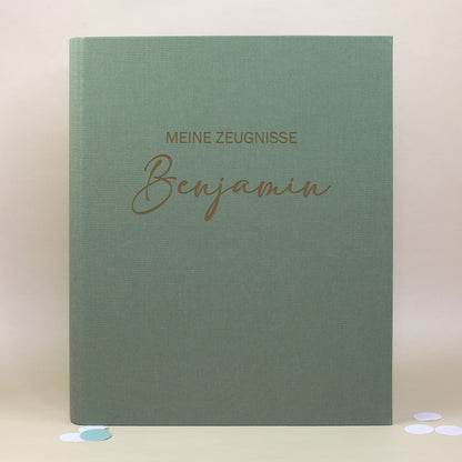 Zeugnismappe aus grünem Leinen mit Gravur „Meine Zeugnisse“ und personalisiertem Namen Benjamin.