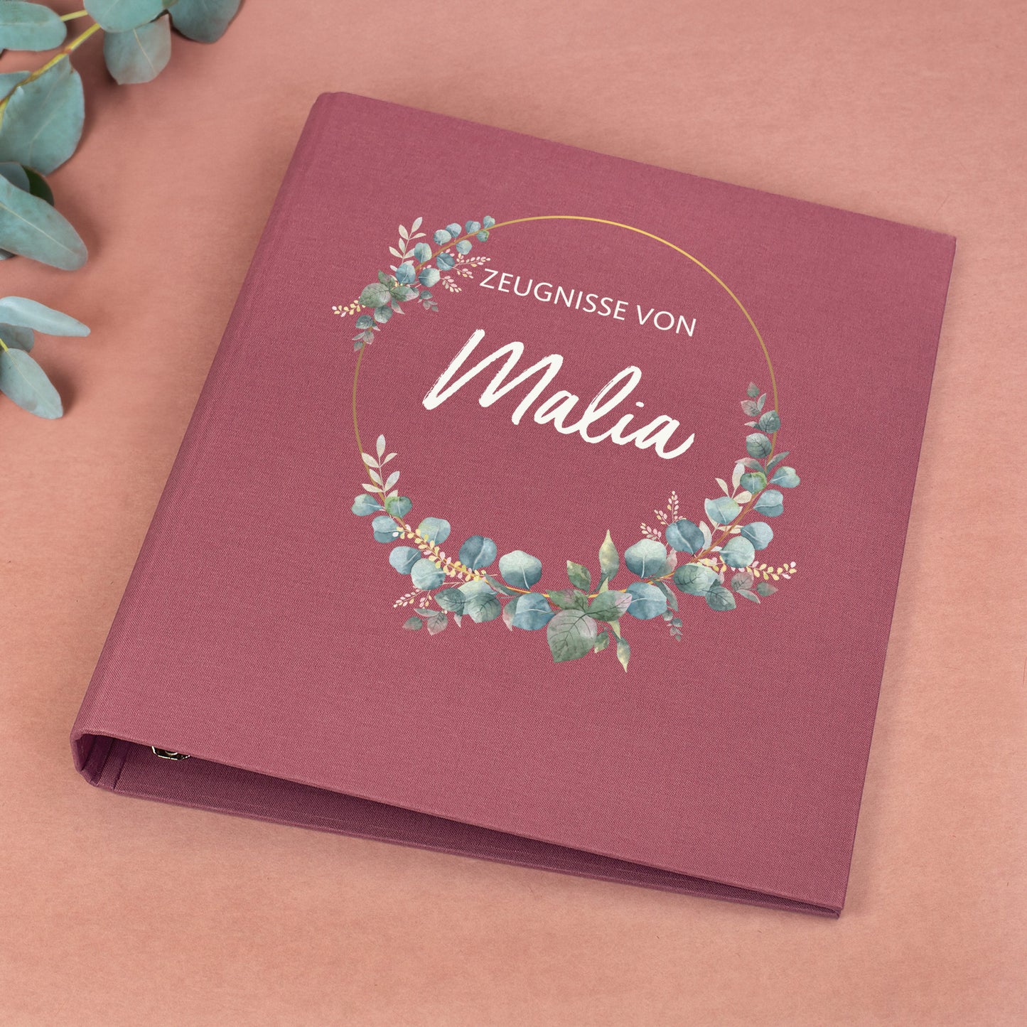 Rosa Zeugnismappe aus Leinen mit Eukalyptuskranz und personalisiertem Namen Malia