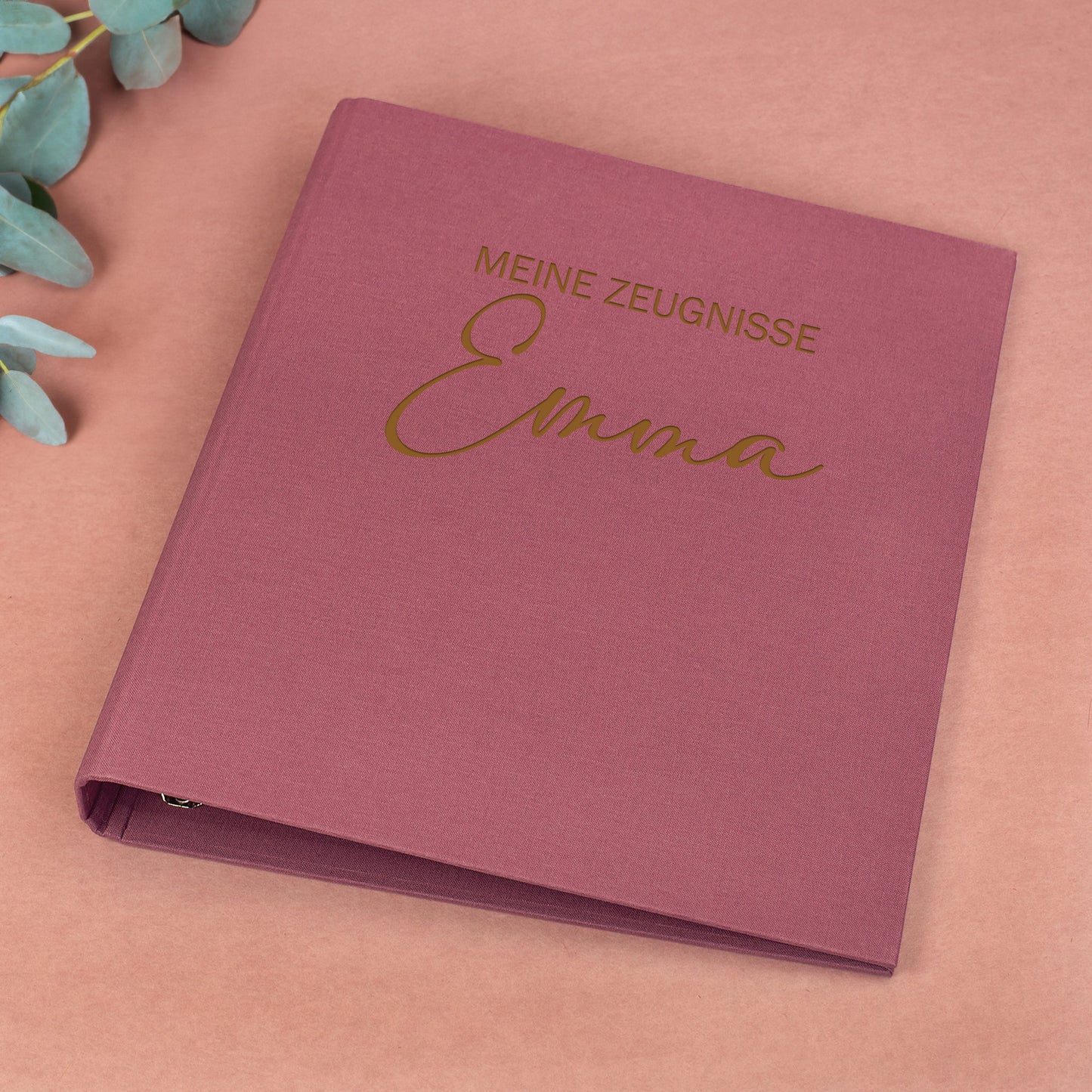 Zeugnismappe aus rosanem Leinen mit Gravur „Meine Zeugnisse“ und personalisiertem Namen Emma.