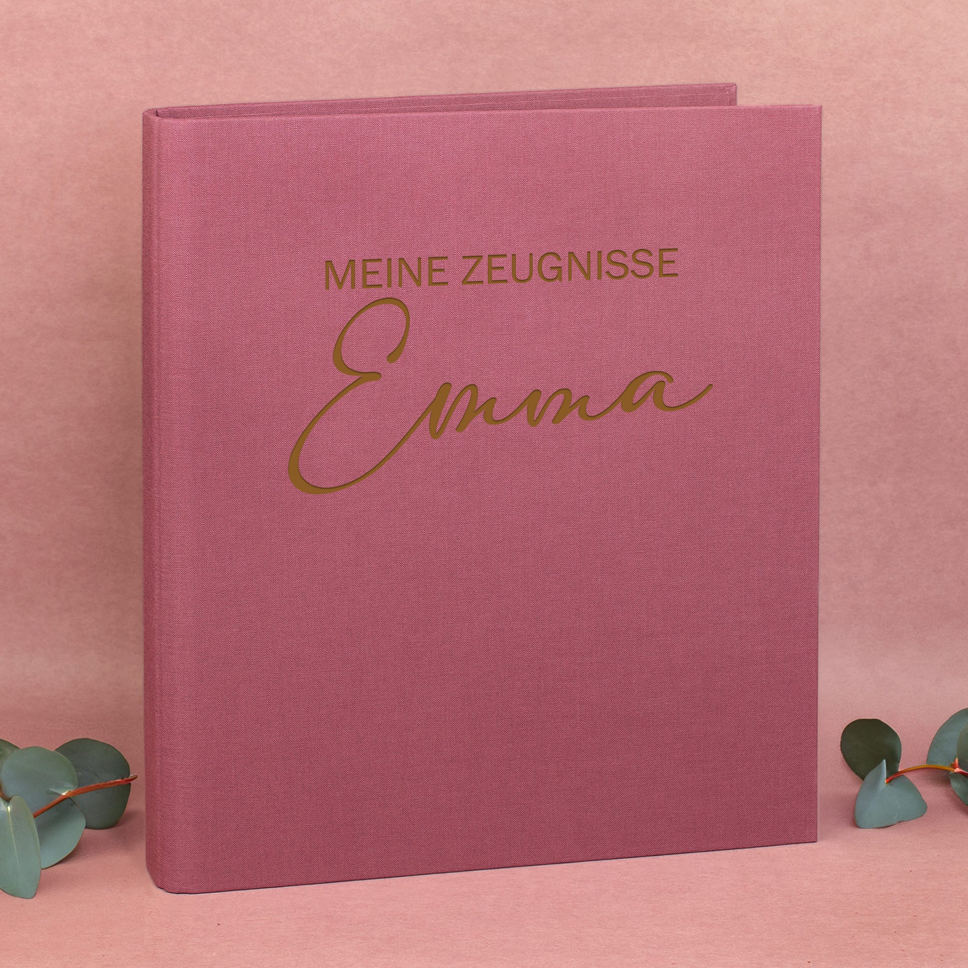 Zeugnismappe aus Leinen in Rosa mit Gravur „Meine Zeugnisse“ und Name Emma