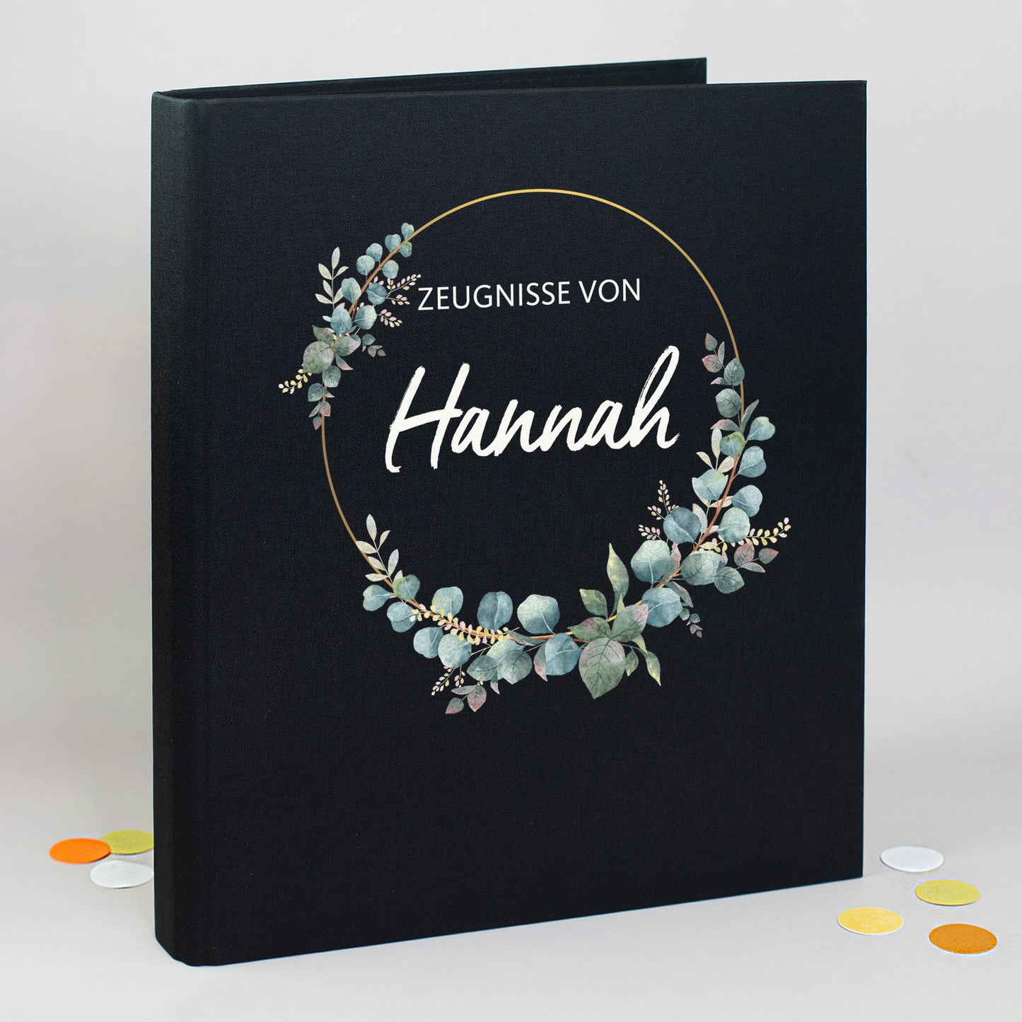 Schwarze Zeugnismappe mit Eukalyptuskranz und Name Hannah personalisiert