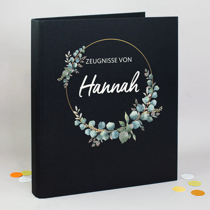 Schwarze Zeugnismappe mit Eukalyptuskranz und Name Hannah personalisiert