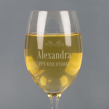 Detailaufnahme der Gravur Alexandra und It’s Wine O’Clock auf Leonardo Weißweinglas
