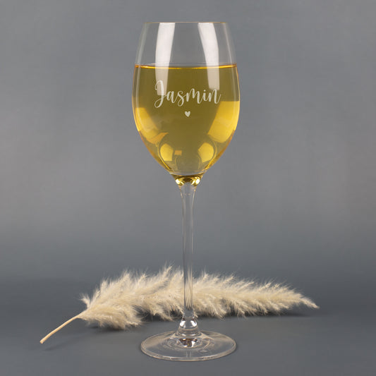 Personalisiertes Leonardo Weißweinglas mit Gravur Jasmin und Herz, dekoriert mit Trockenblume