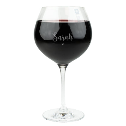 Freigestelltes Burgunderglas von Leonardo mit Gravur „Sarah“ und Herzmotiv – klassisches Weinglas mit runder Form und personalisierter Gravur, ideal als Geschenk für Weinliebhaber.