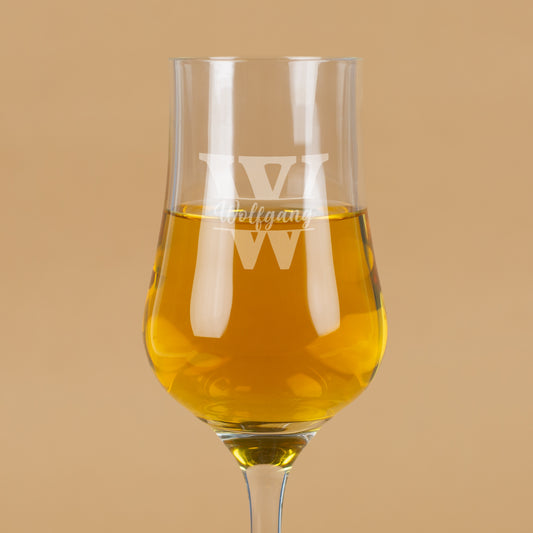 Nahaufnahme des Grappaglases mit Gravur „Wolfgang“ und Initiale W – feine Gravur im Detail.