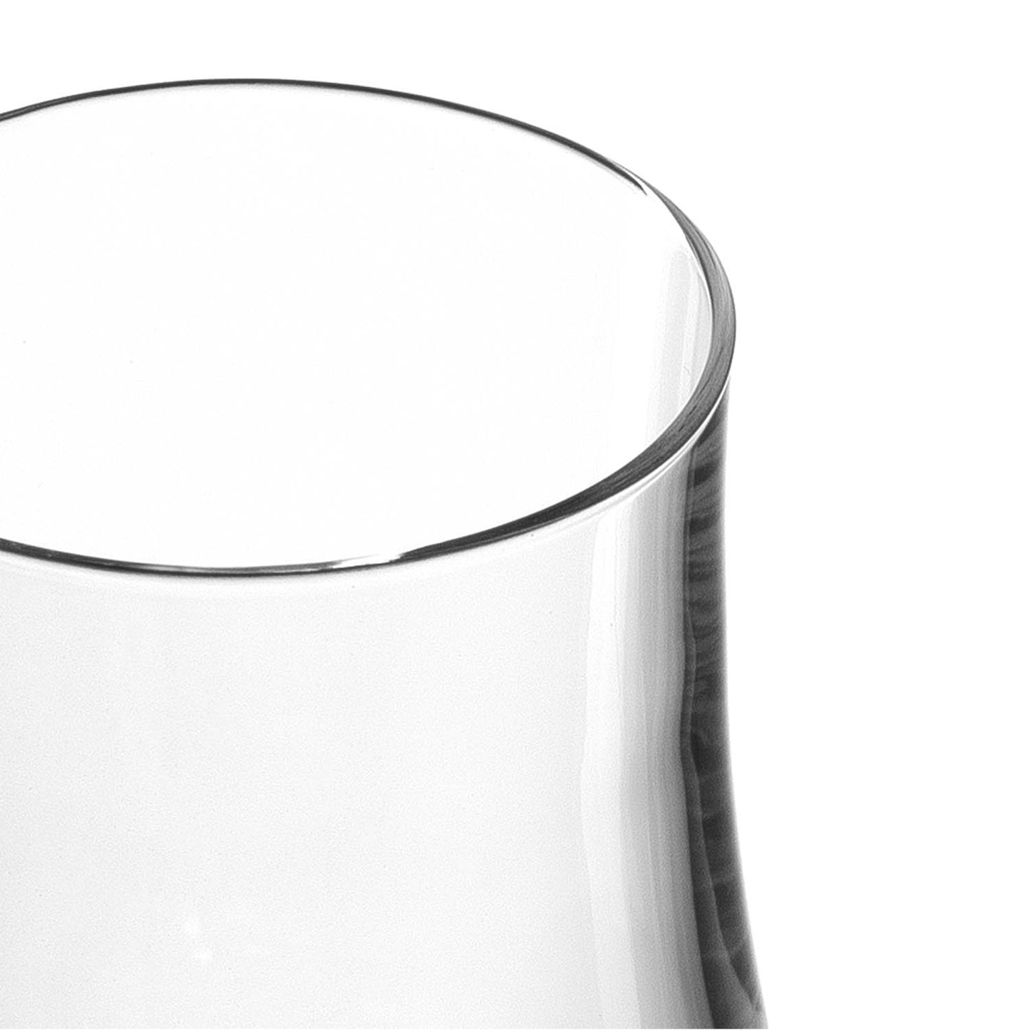 Detailansicht des oberen Glasrands – eleganter, fein geschliffener Abschluss.