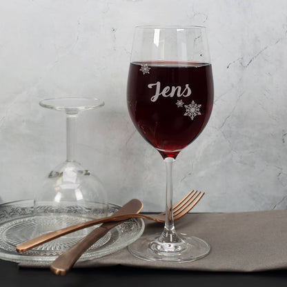 Rotweinglas mit dezenten Schneeflocken und Namensgravur