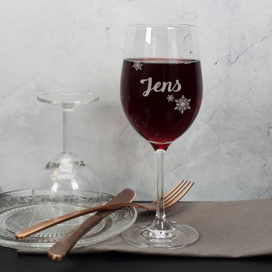 Rotweinglas mit dezenten Schneeflocken und Namensgravur