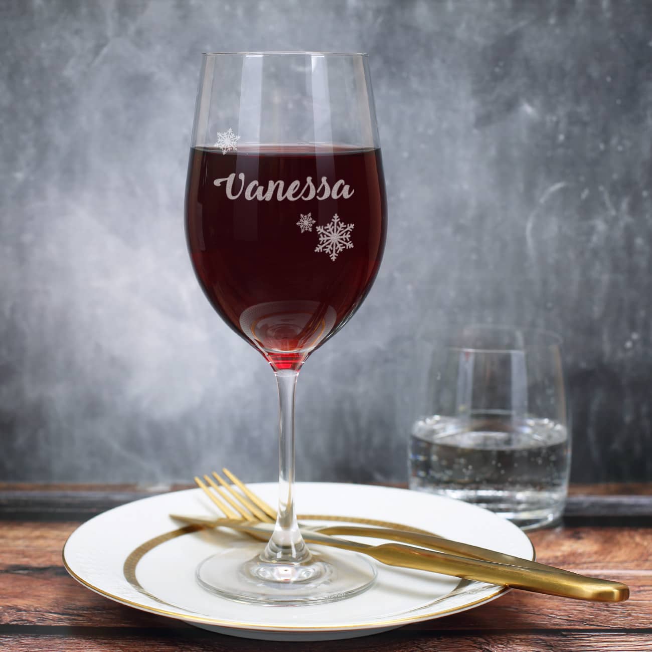 Rotweinglas mit dezenten Schneeflocken und Namensgravur