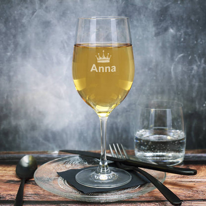 Weinglas mit Krone und Name graviert