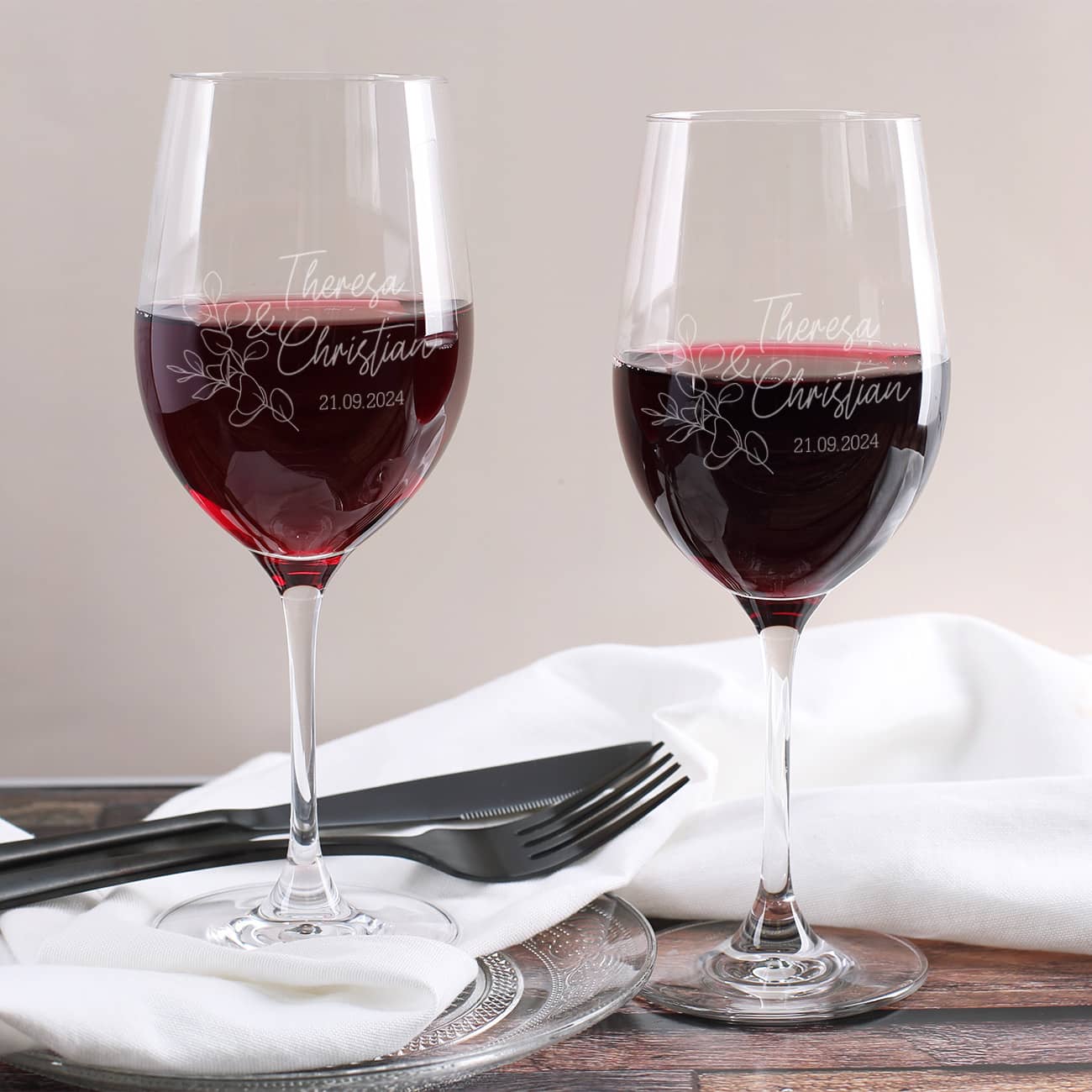 2 Weingläser zur Hochzeit mit Eukalyptuszweig graviert