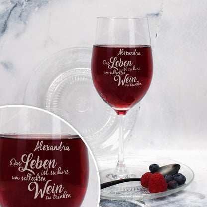 Detailansicht eines gravierten Leonardo-Weinglases mit dem Spruch „Das Leben ist zu kurz, um schlechten Wein zu trinken“, personalisiert mit Namen
