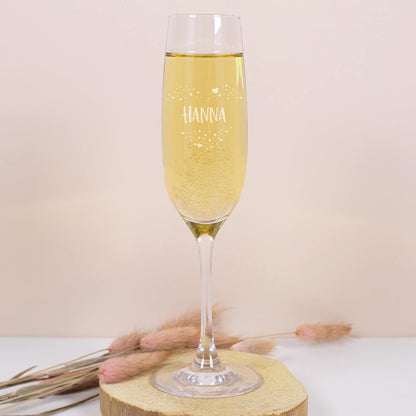 Sektglas mit Name und Herz aus Punkten