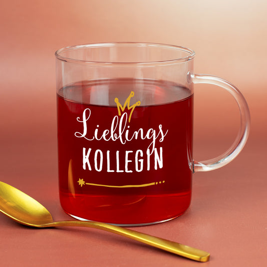 Teeglas aus Klarglas mit Personalisierung „Lieblings Kollege/Kollegin“ und goldfarbener Krone, gefüllt mit rotem Tee