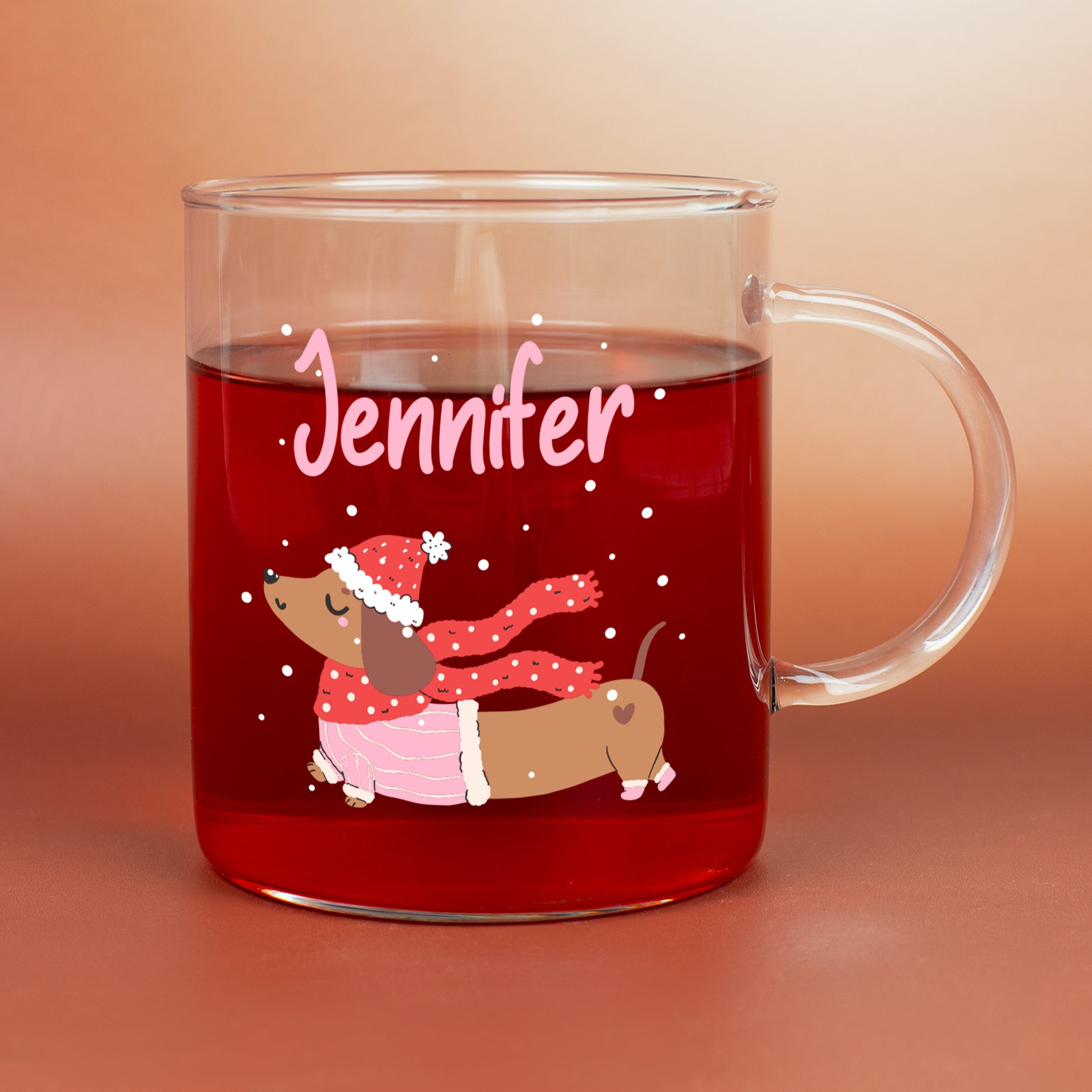 Leonardo Teeglas NOVO mit Name „Jennifer“ und winterlichem Dackelmotiv auf warmem Hintergrund