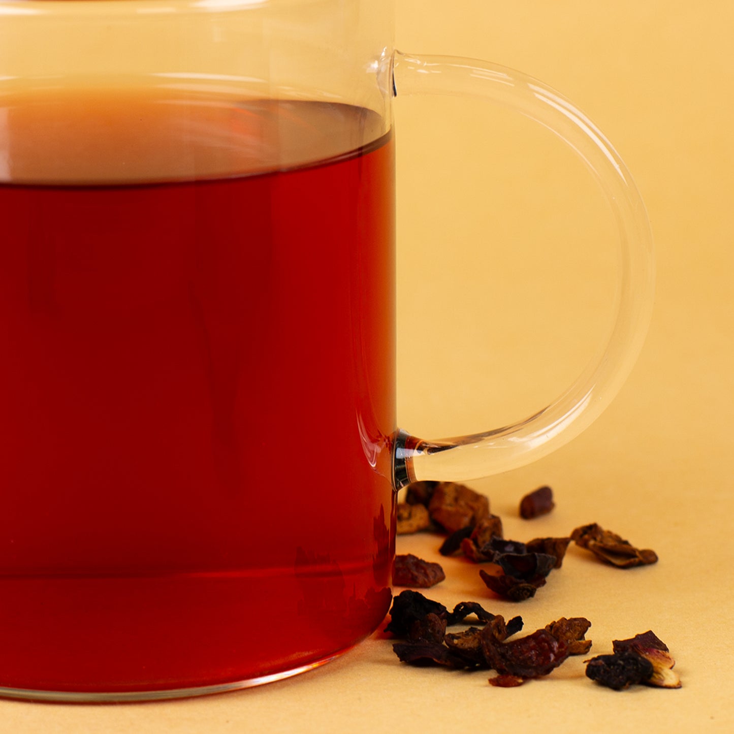 Detailaufnahme des transparenten Henkels am Leonardo Teeglas mit rotem Tee