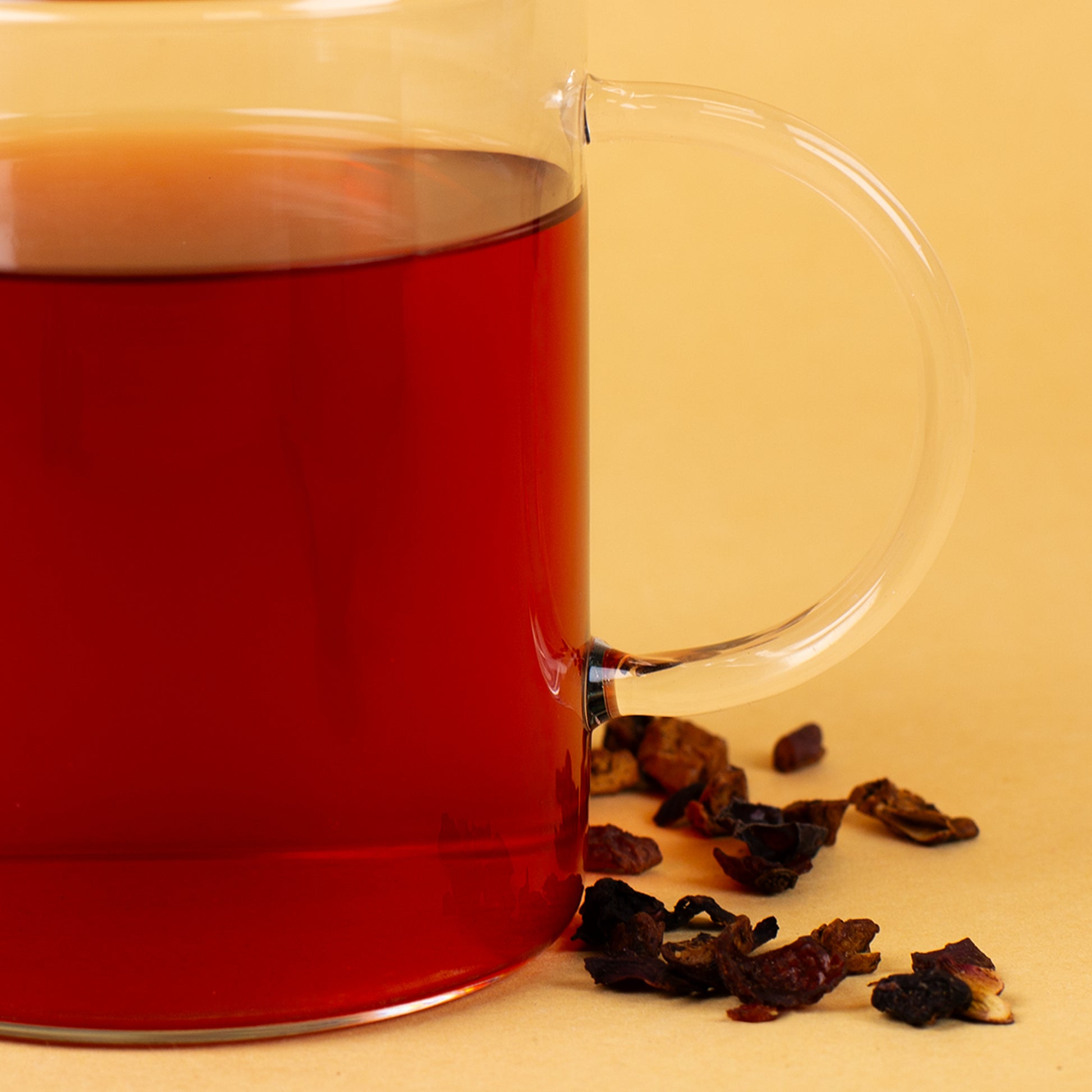 Detailaufnahme des transparenten Henkels am Leonardo Teeglas mit rotem Tee