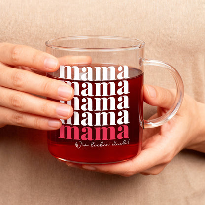Teeglas mit Mama Schriftzug wird in den Händen gehalten mit personalisiertem Text Wir lieben dich