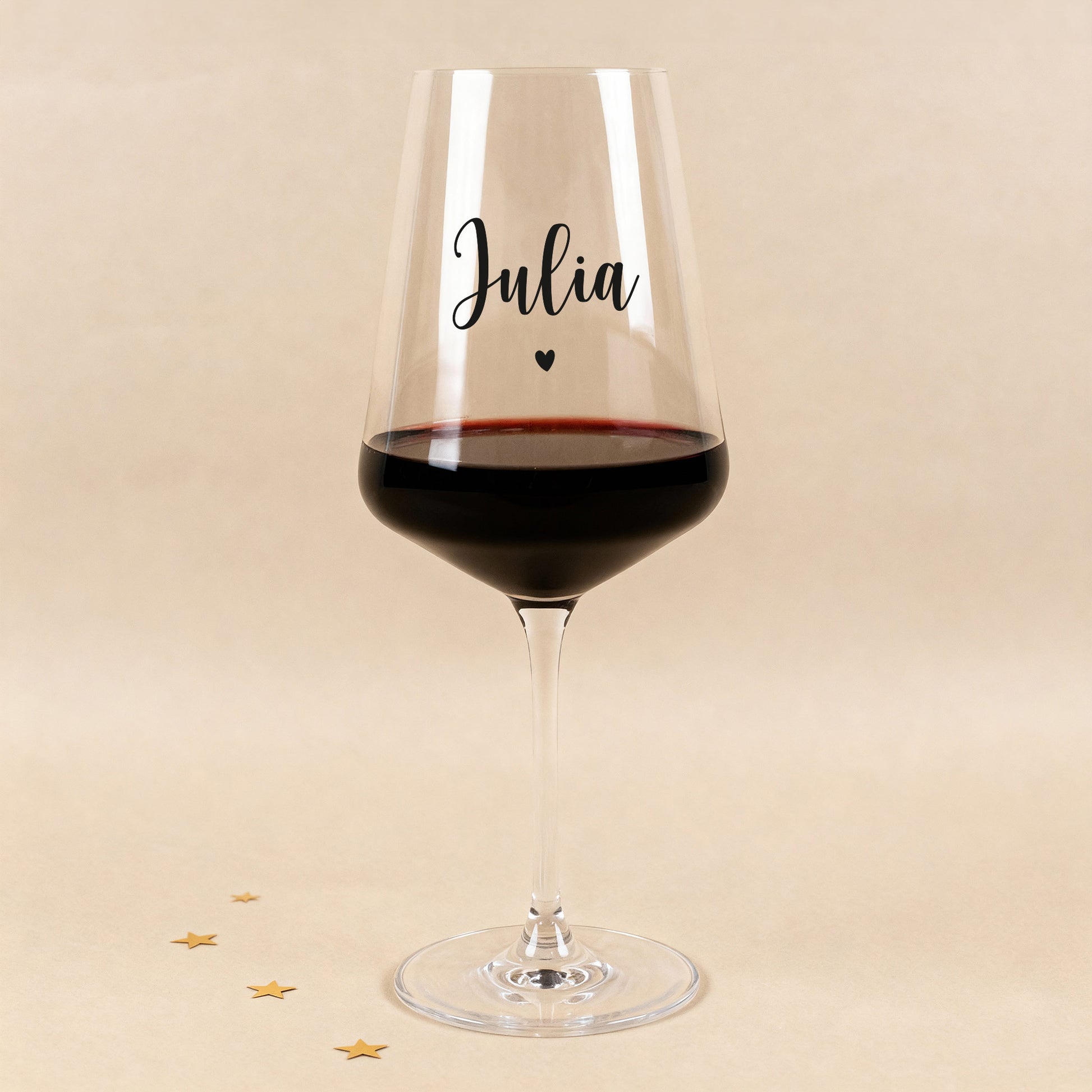 Personalisiertes Leonardo Weinglas mit Name Julia und Herzmotiv, gefüllt mit Rotwein