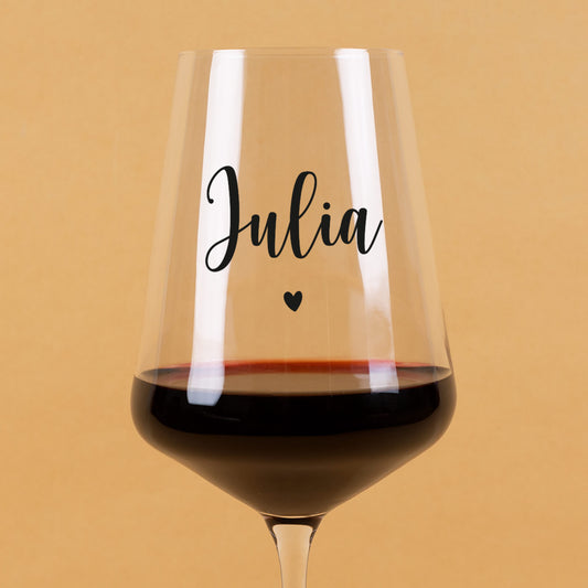 Detailansicht Weinglas mit Name Julia und Herzsymbol, moderner Druck