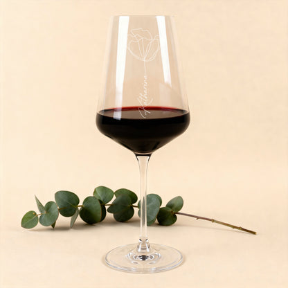 Leonardo Weinglas mit Gravur Name und Blumenmotiv mit Rotwein und Eukalyptuszweig