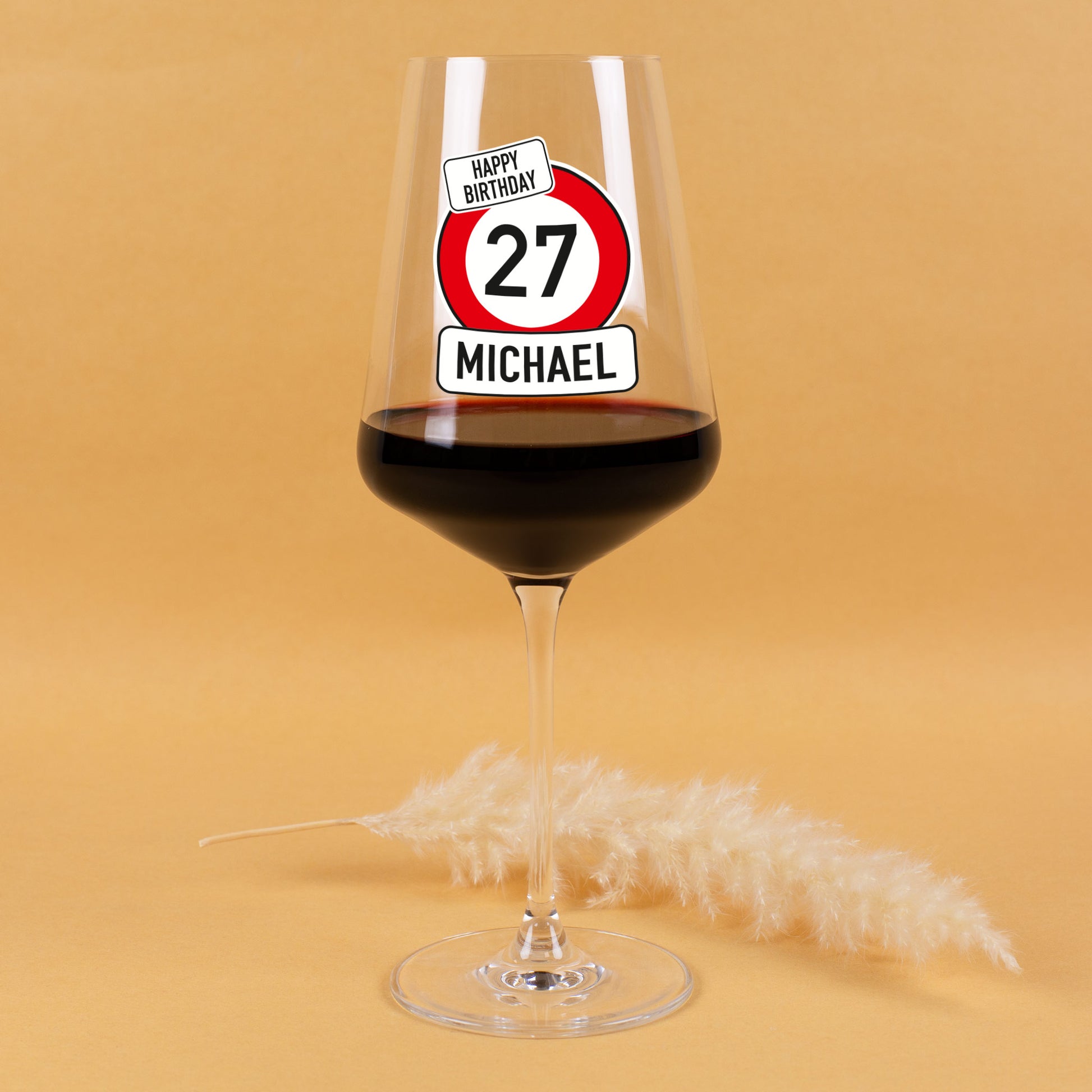 Personalisiertes Leonardo Weinglas zum Geburtstag mit Verkehrszeichen-Design, Alter und Name