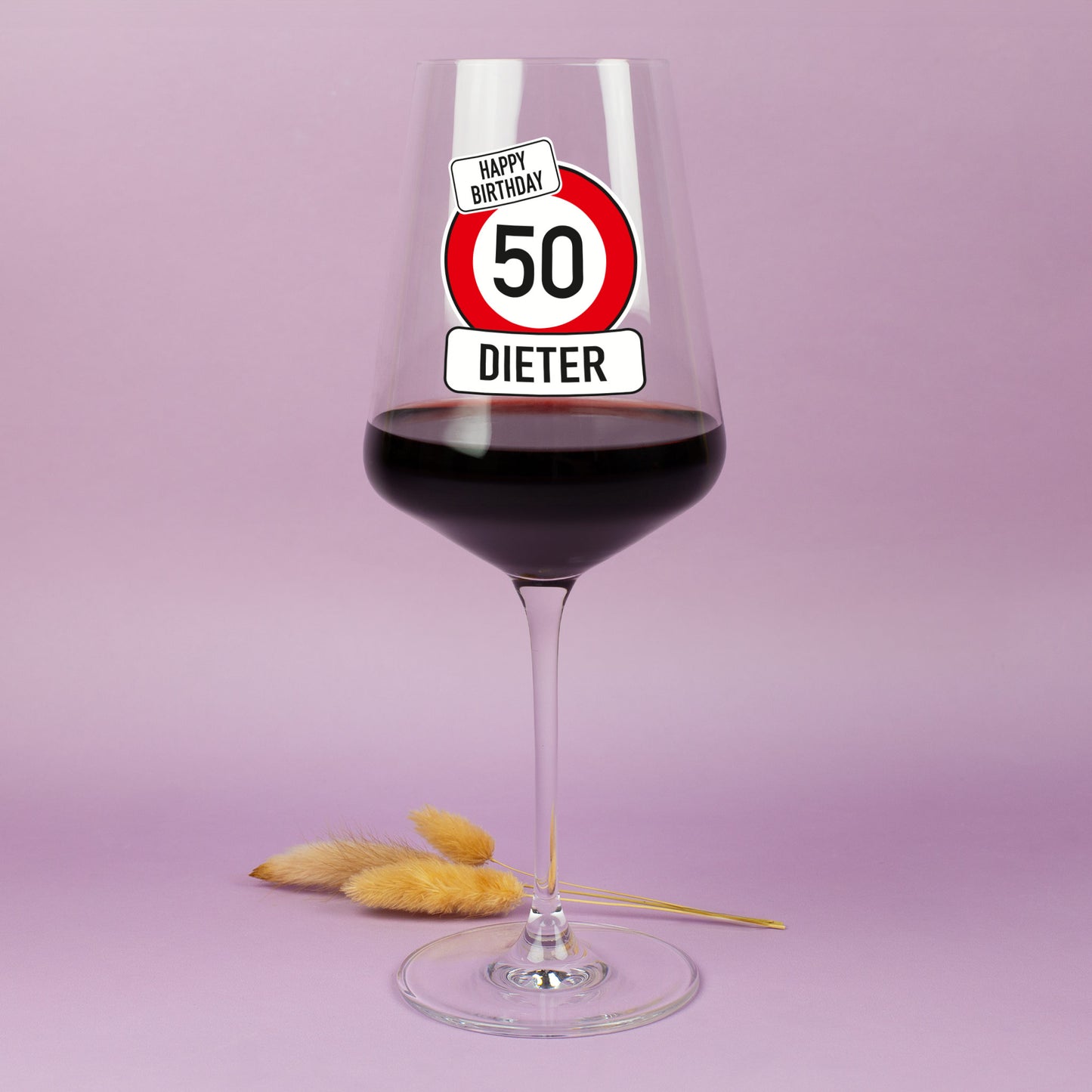 Geburtstags-Weinglas von Leonardo mit Name und Alter auf Holzpodest präsentiert