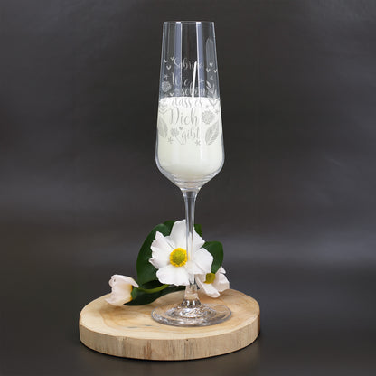 Duftkerze im Sektglas mit Wunschname "Wie schön, dass es dich gibt"